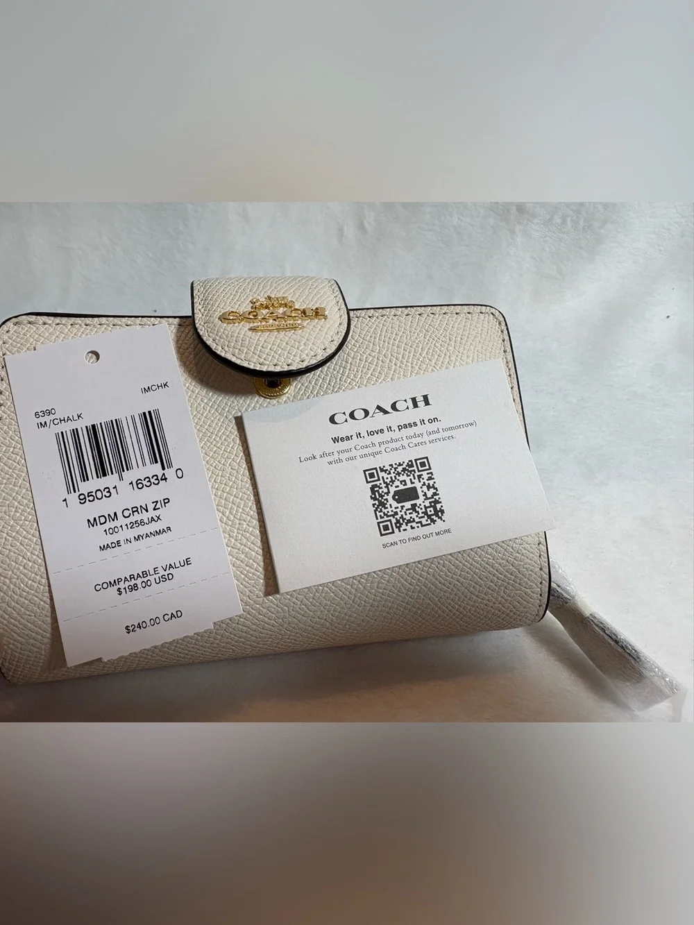 *NWT* COACH Medium Corner Zip Wallet- IM/CHALK